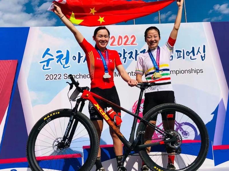 The Chinese Team Won The Gold And Second Place In The Women's Cross-Country Race At The Mountain Biking Asian Championships
